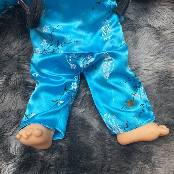 Vintage 1986 Asian Doll All Original
Very Rare Goodwell Blue Outfit
Cloth Body - Picture 9 of 16